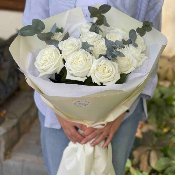 Букет із 13 білих троянд із Еквадору з евкаліптом