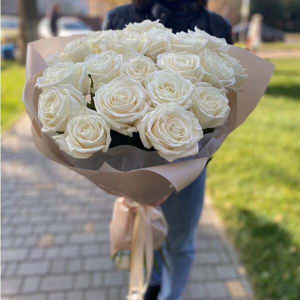 Букет з 21 піоноподібної білої троянди