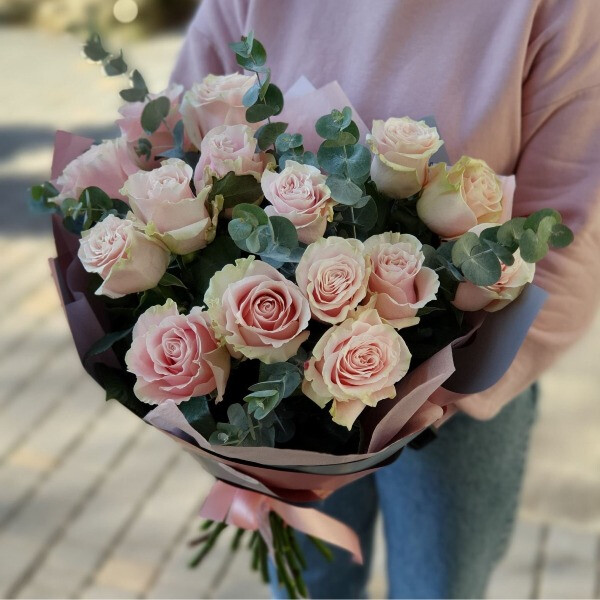 Букет із 15 рожевих троянд з евкаліптом.