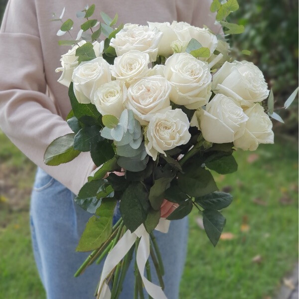  Букет з 13 білих троянд "Хмари"
