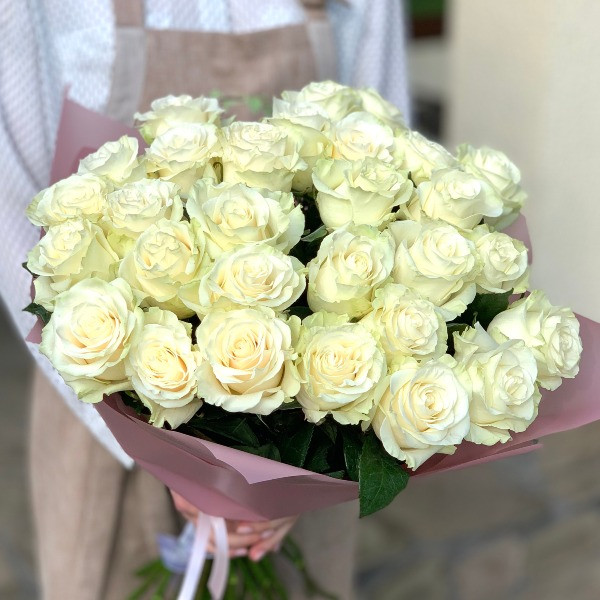 Букет из 29 белых роз из Эквадора сорта Mondial