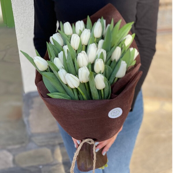 Букет из 35 белых тюльпанов в мешковине