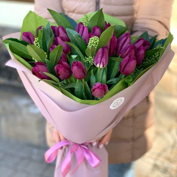 Букет из 25 фиолетовых тюльпана