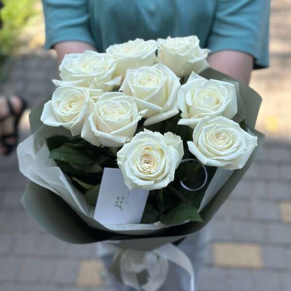 Букет з 9 білих троянд